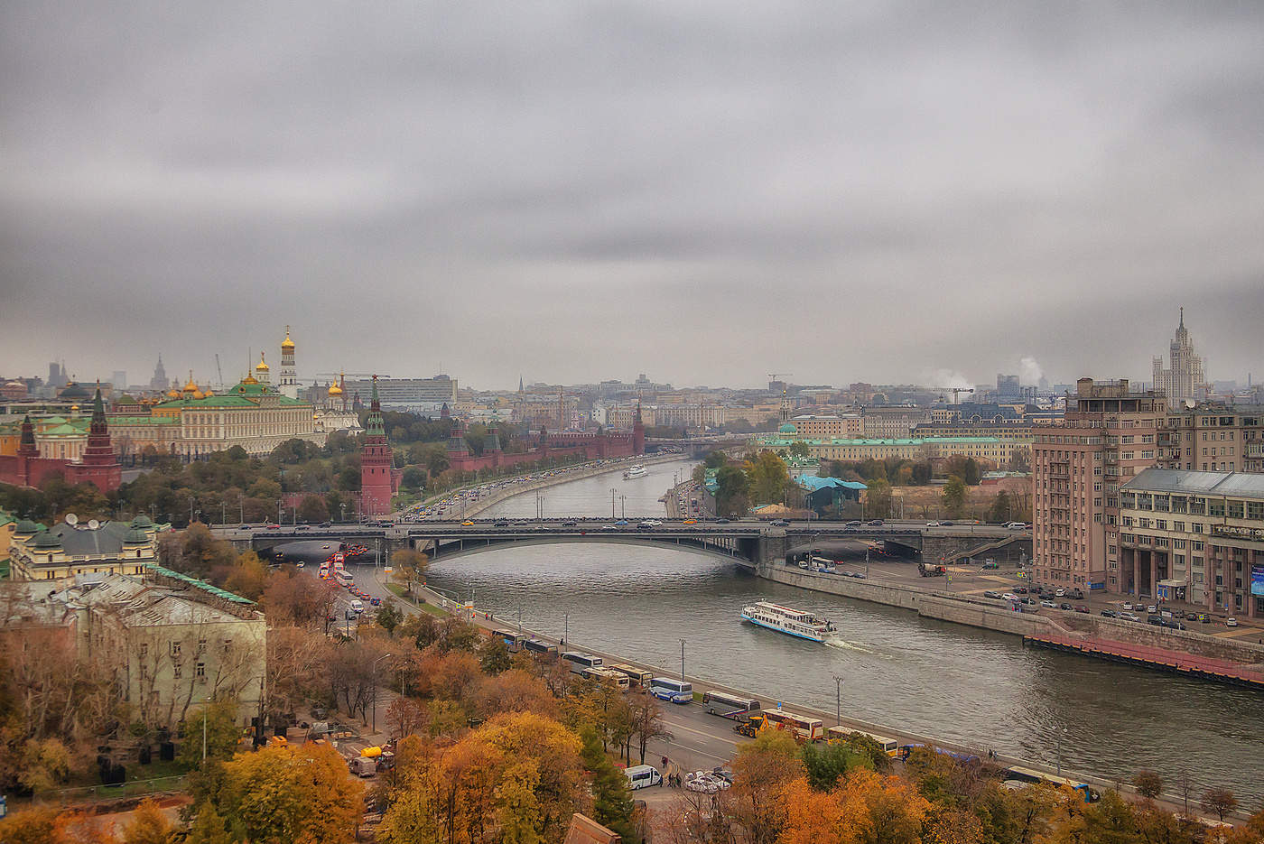 Москва не сразу. Москва река набережная осень. Москва река осенью. Набережная Москвы осенью. Москва не сразу строилась.