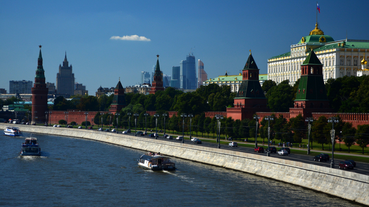 Возле кремля. Москва Кремль вид с Москвы реки. Вид на Кремль с Москва реки. Красная площадь и Москва река. Виды Кремля в Москве.