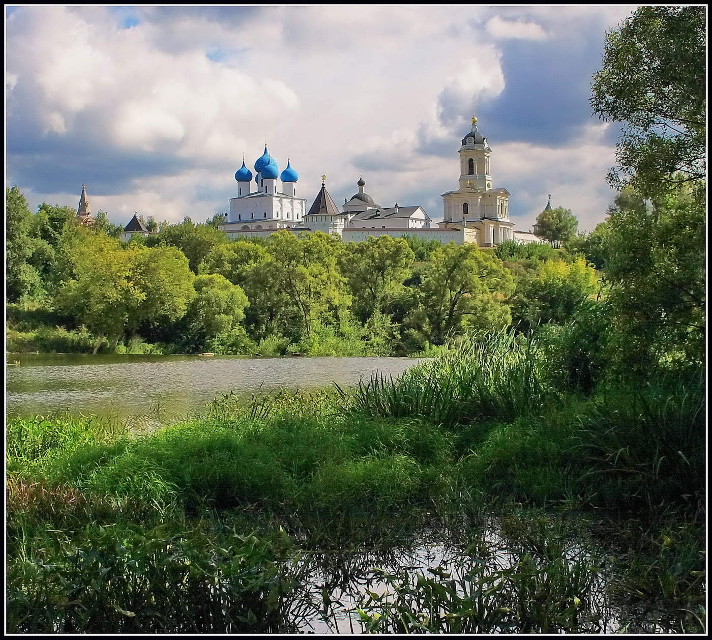 Серпухов монастырь. Высоцкий монастырь г. Серпухов. Высоцкий монастырь в городе Серпухове, Московской области.. Высоцкий монастырь Серпухов весной. Смотровая площадка Высоцкого монастыря Серпухов.