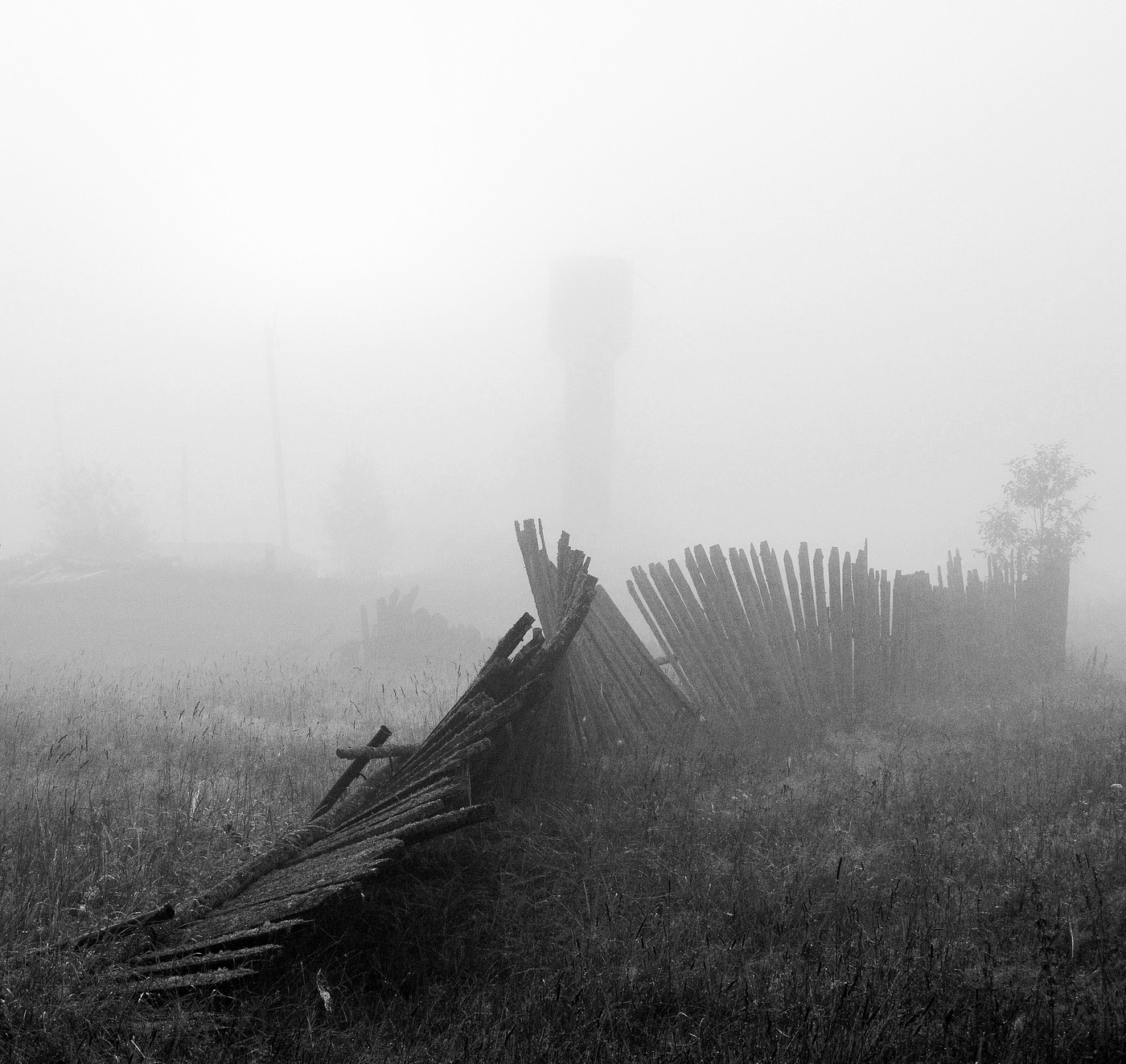 Сели черные. Страшная деревня. Страшные заброшенные деревни. Жуткая деревня. Деревня в тумане.