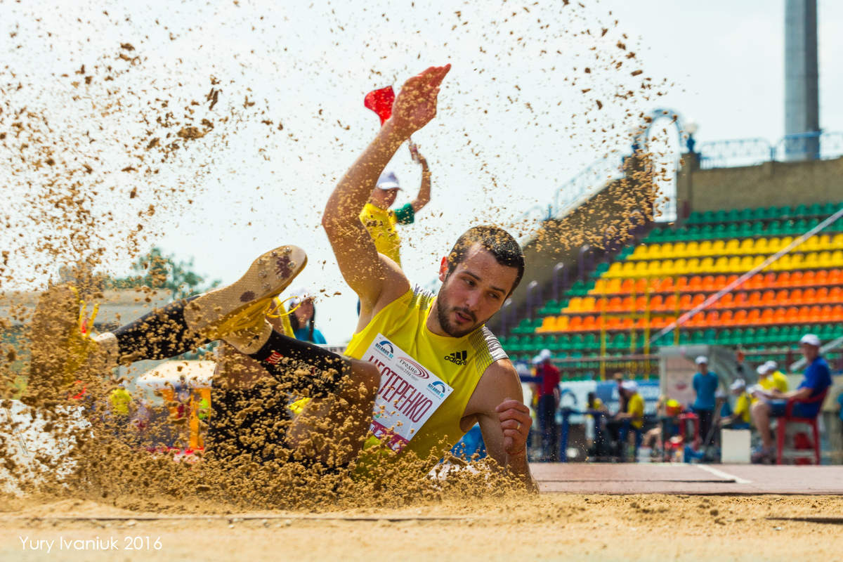 Прыжки в песок. Спорт на песке. Спорт прыгает песок видео.