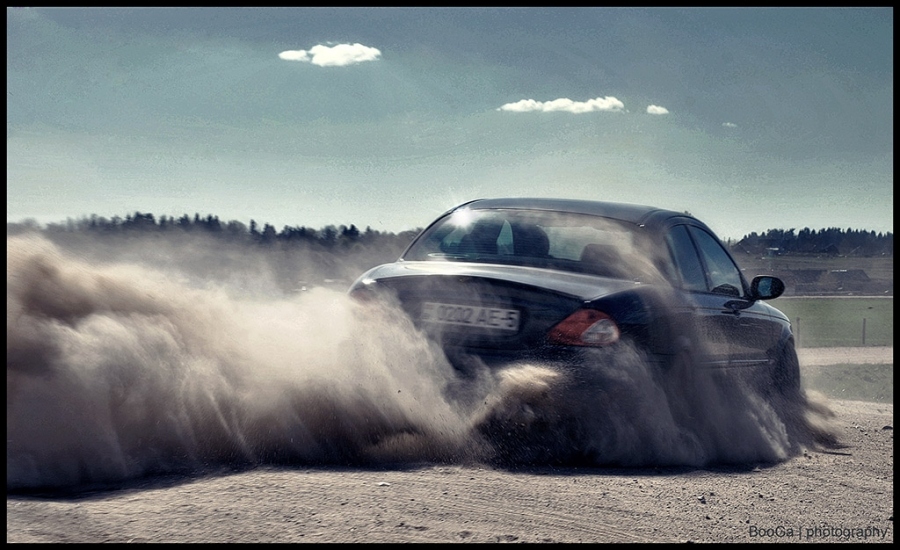 Грязь из под колес. Грязь из под колес машины. Гоночные машины в пыли. Range rover в пустыне. Пыль из под колес.