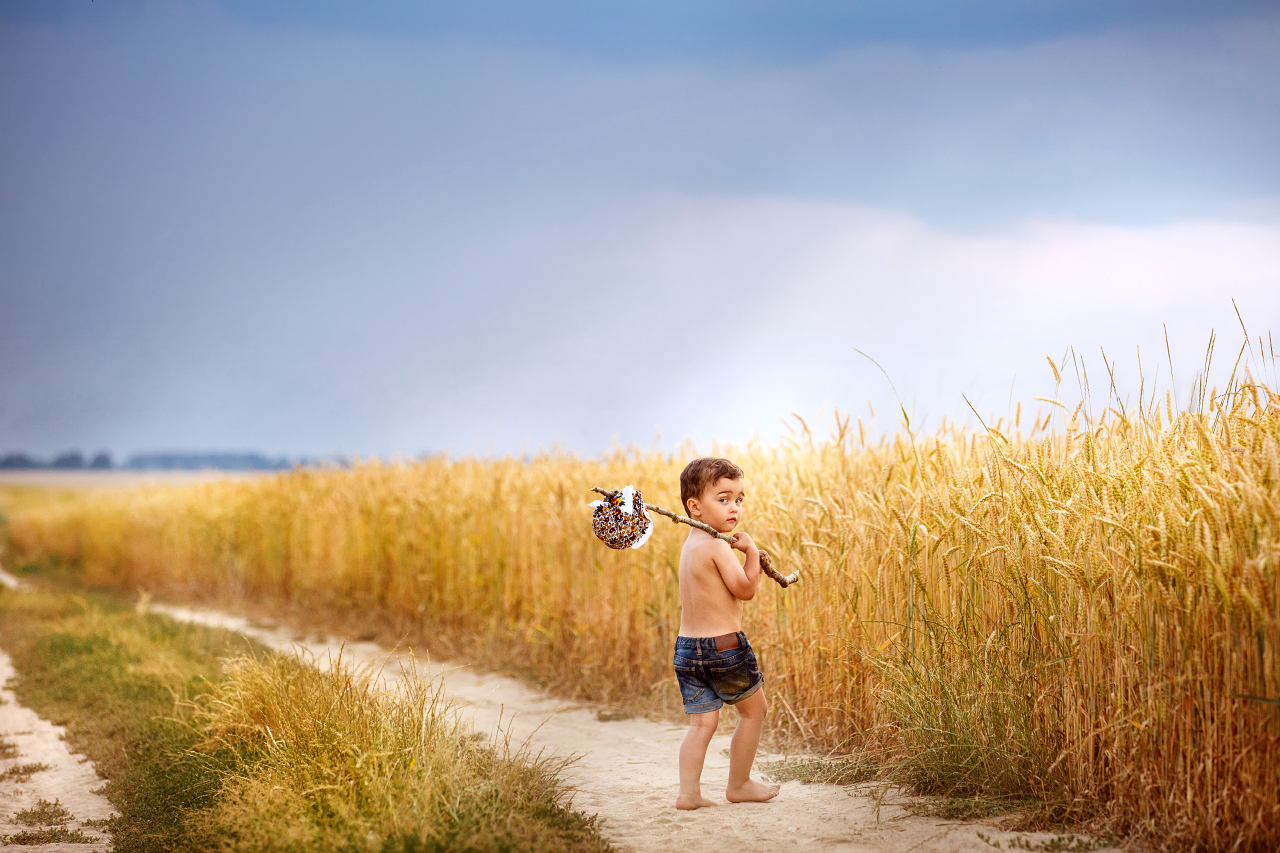Уходя в далекие края. Мальчик на тропинке в поле. Мальчик идет по тропинке. Дети идут по тропинке. Картинка ребенок с отцом в поле.
