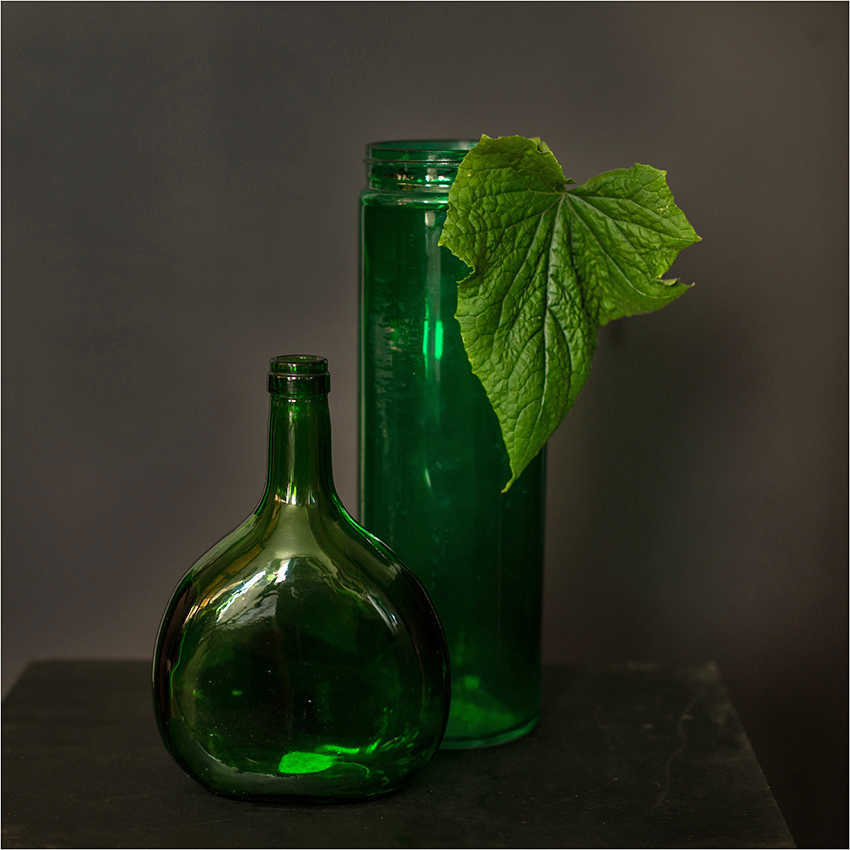 Бутылки зеленого цвета. Зеленые предметы. Темно зеленые предметы. Бутылочный зеленый. Бутылочно зеленый цвет.
