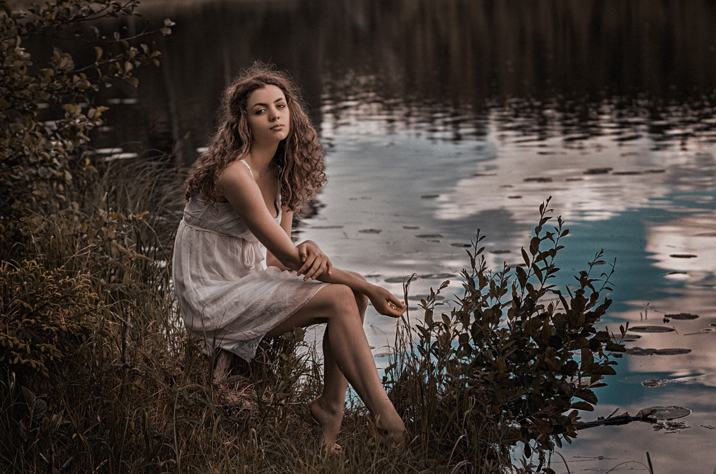 Девушка у озера 2007. Девочки на озере. Девушка озеро лес. Фото на озере девушек. Тоня Сонина.