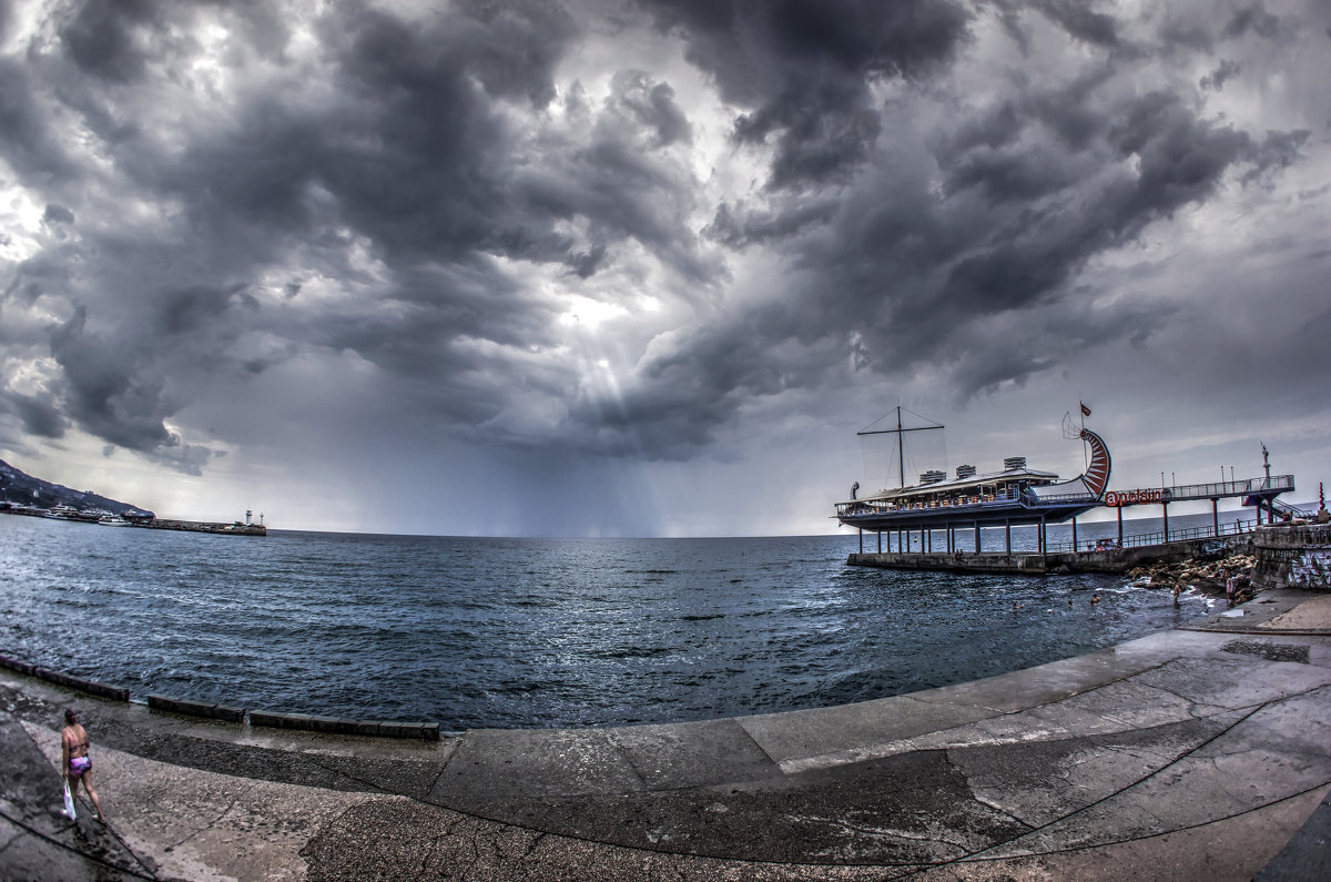 Вода в черном море ялта. Ялта море набережная. Ялтинская набережная. Город Ялта Республика Крым. Крым пасмурно.