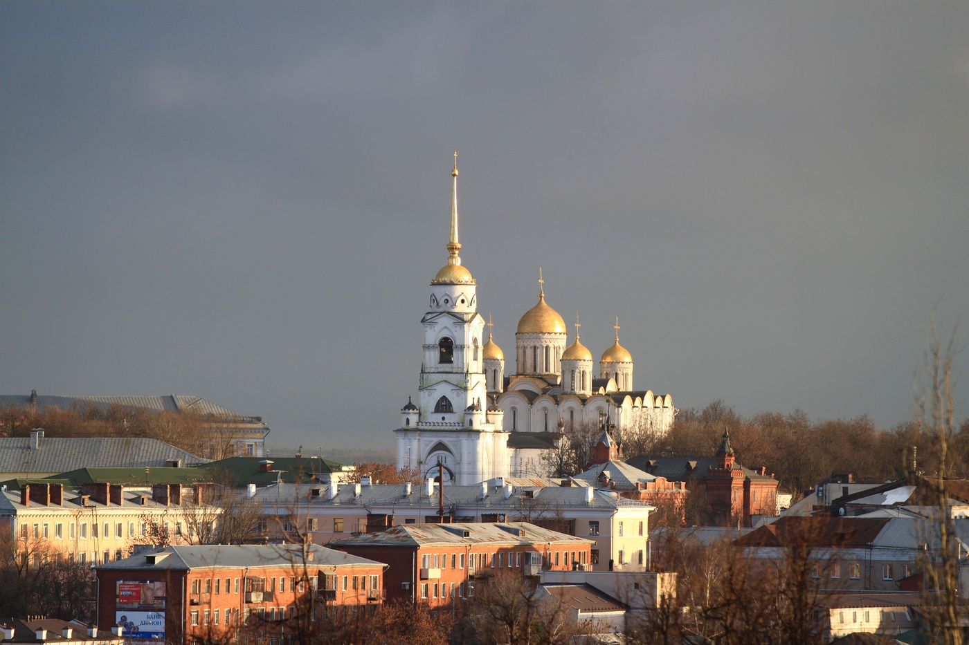 Показать фото владимира. Успенский собор во Владимире осенью. Город Владимир осенью. Владимир город осень. Успенский собор Владимир осенью фото.