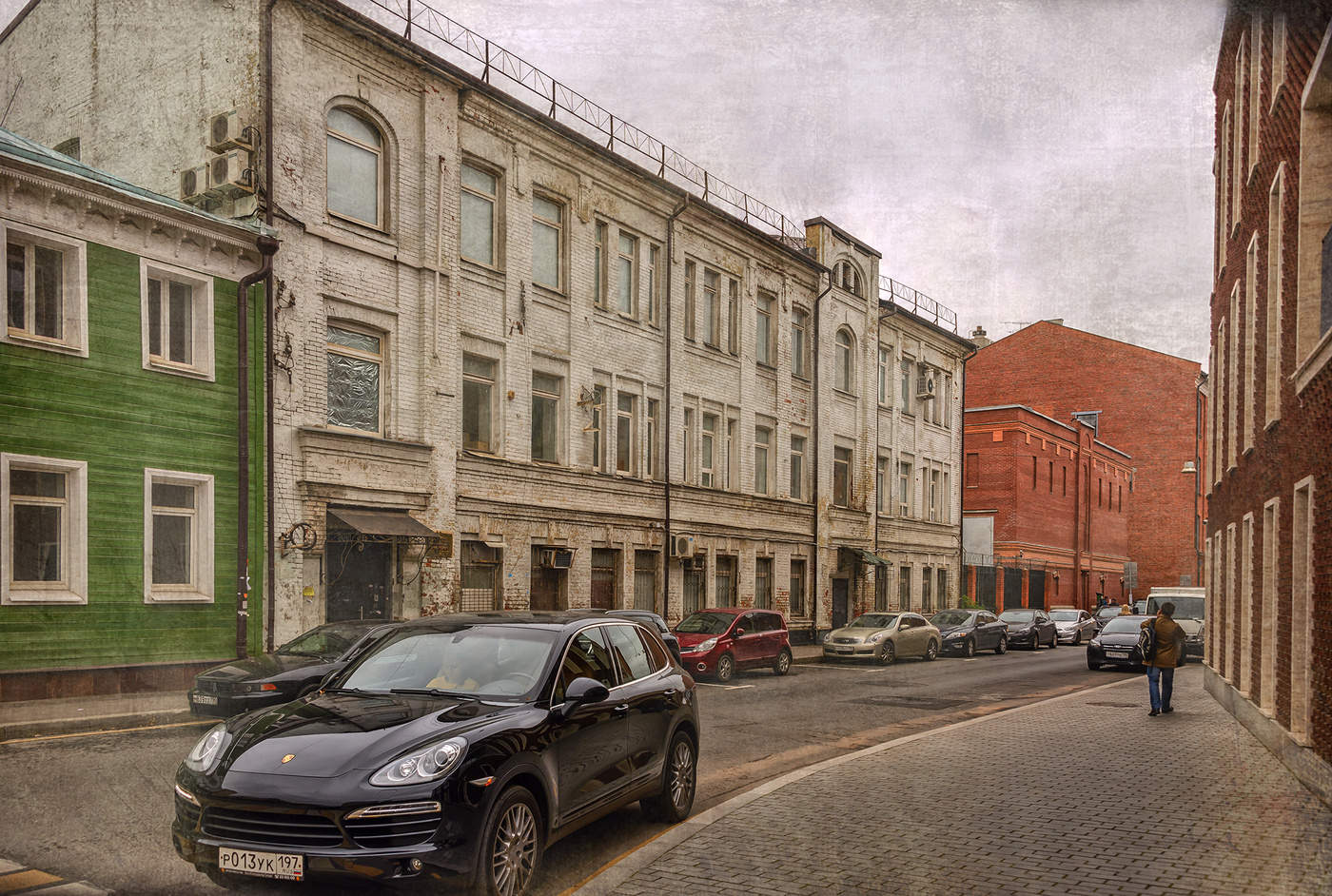 Улица льва толстого. Фердинанд Порше дом. Гарднеровский переулок фото. Львов улицы с автомобилями.