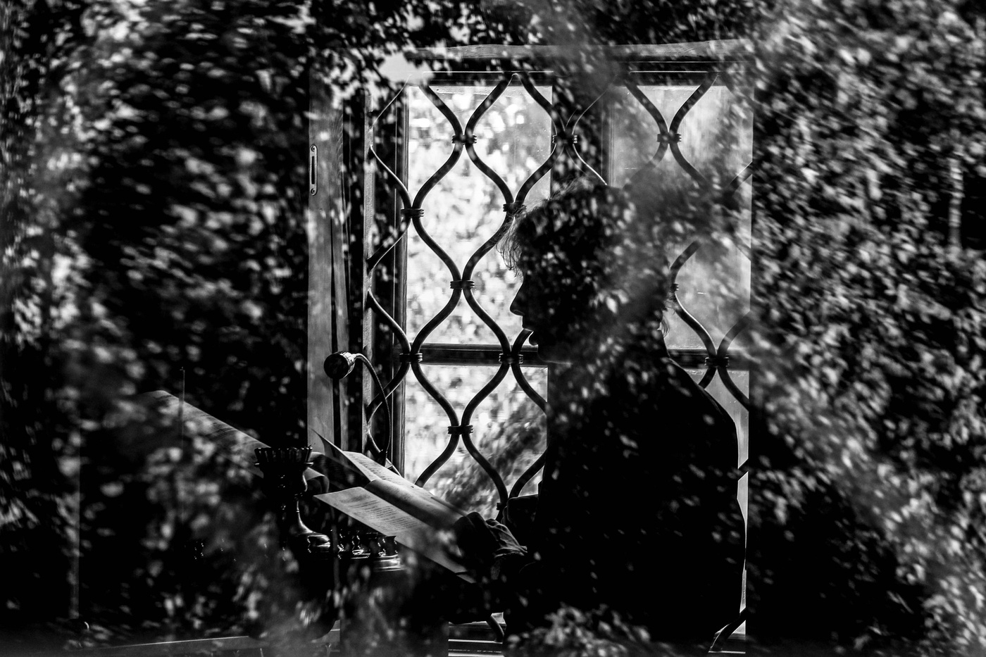 народ за окном. полетели сквозь окна занавешенные дождем лепс слушать. занавешенные окна завешанная картинами. полетели сквозь окна слова. два абсолютно разных человека.