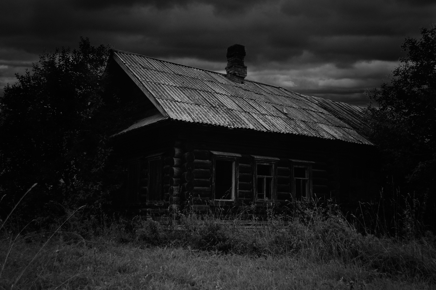 Купить деревне черная. Заброшенный деревенский дом. Одинокий дом. Одинокий дом в деревне. Одинокий деревенский домик.