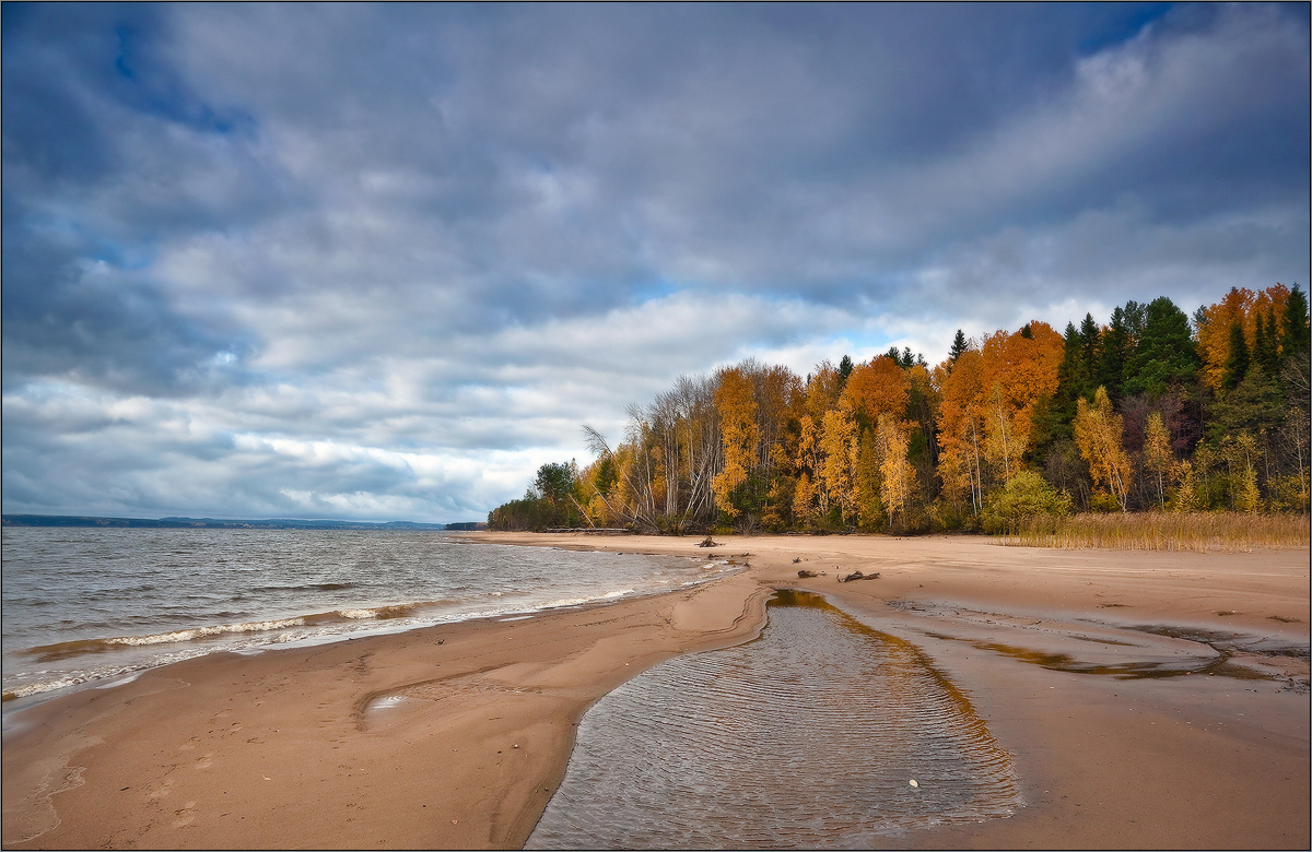 На берегах камы. Кама берег. Берег Камы Пермь. Осенний берег. Осенний пляж.