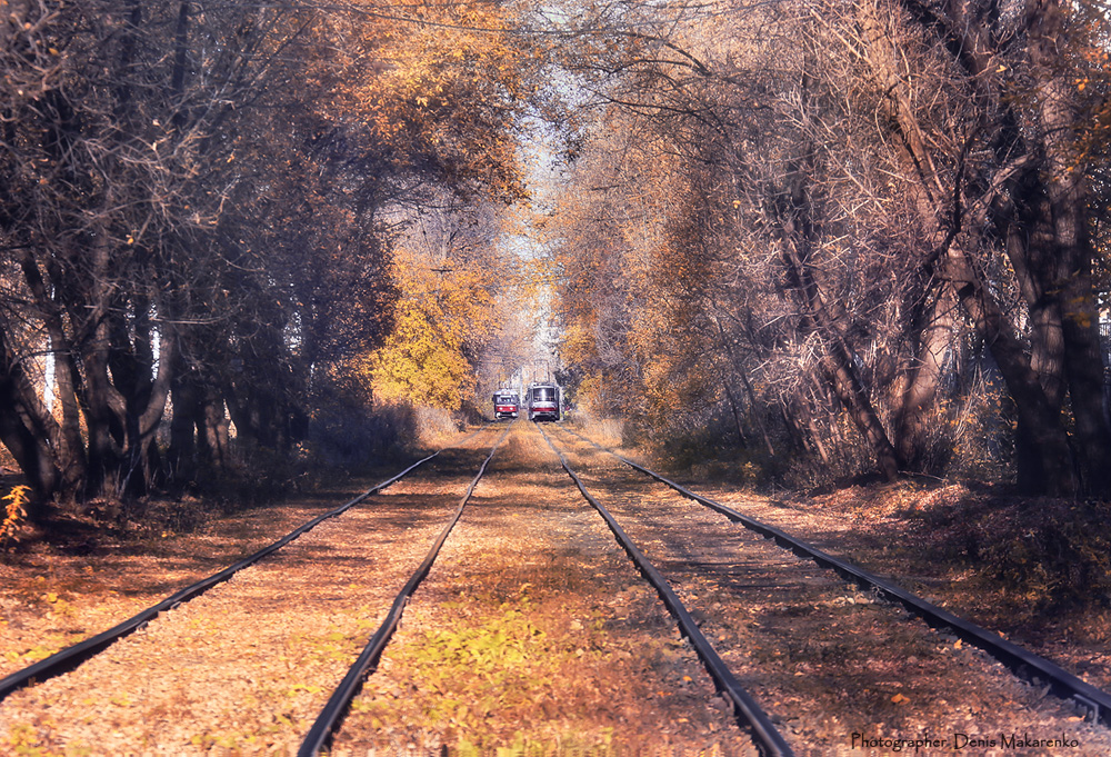 Железная дорога пейзаж. Пейзаж с железной дорогой. Осень трамвай эстетично. Железнодорожный пейзаж. Лестница к солнцу.