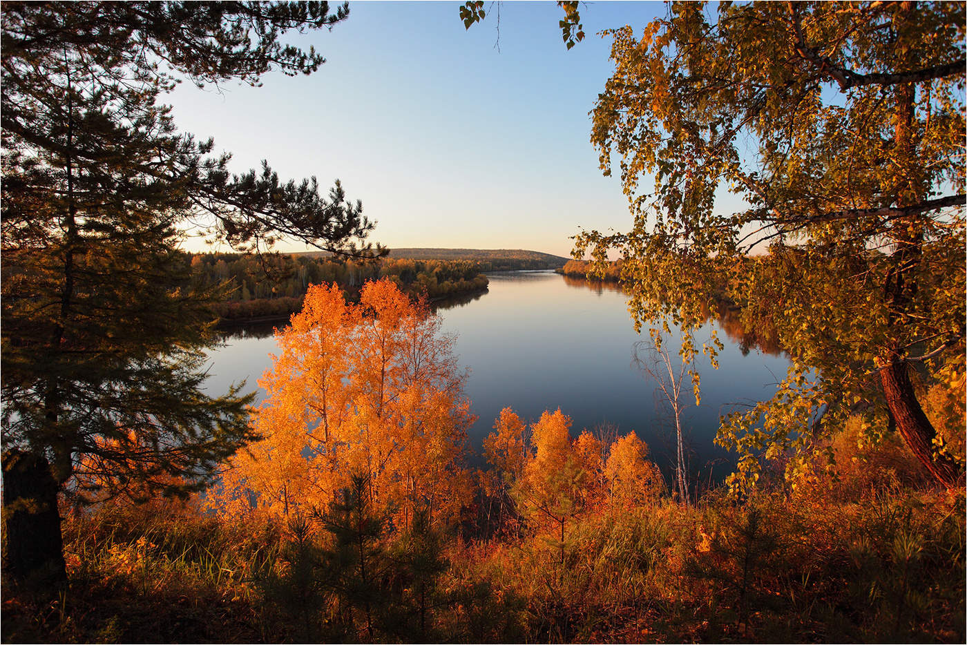 Осенний берег. Осенний берег реки. Осень на берегу реки. Берег реки осень. Берег реки осенью.