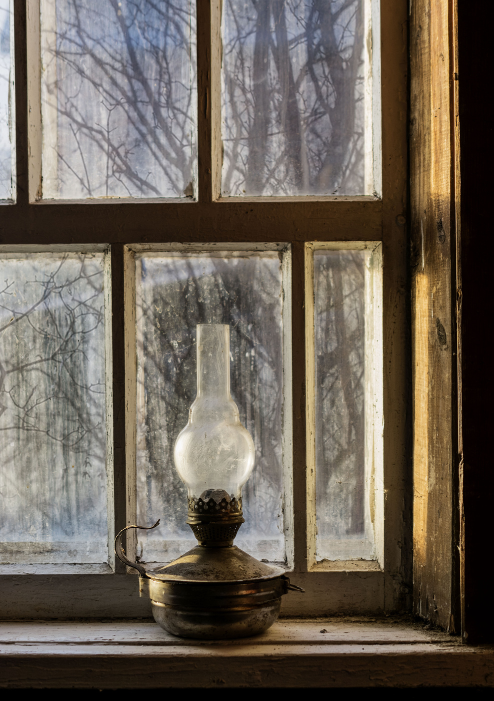 Зимнее окно вечером. Деревенское окно. Старый подоконник. Старое окно. Вечернее окно.