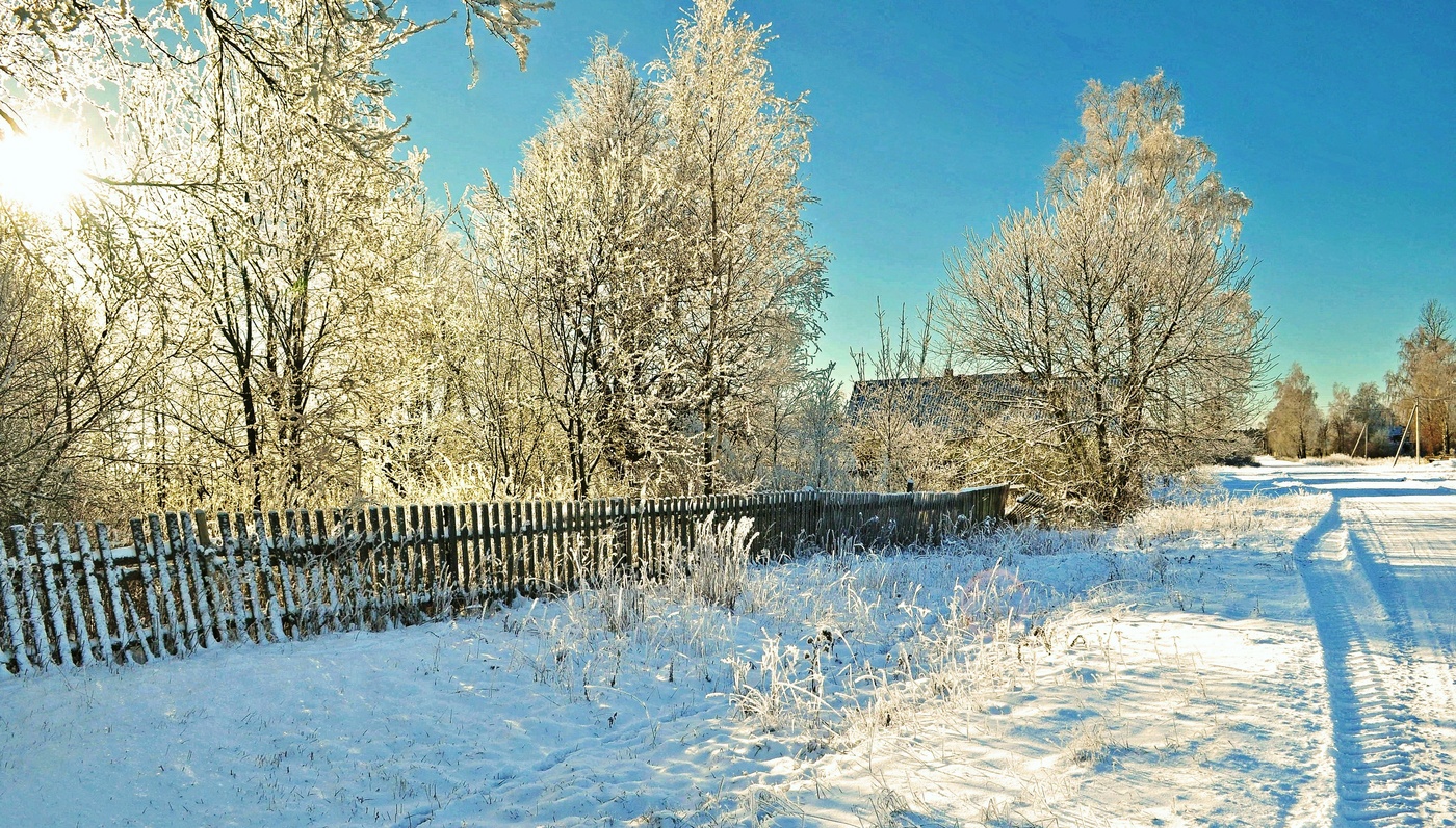 Деревня морозы. Зима в деревне. Зима солнце деревня. Солнечный зимний день в деревне. Зима Мороз деревня.