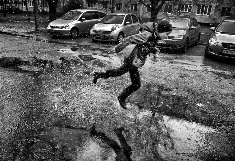 Пешеходы по лужам. Бегущий человек по лужам. Доска через лужу. Фотограф Бегущий человек по лужам.