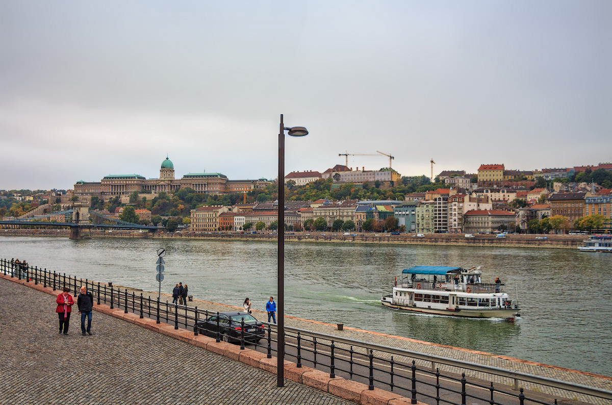 Мемориал "туфли на набережной дуная". Мемориал жертвам холокоста в будапеште. Набережная дуная. Мемориал "туфли на набережной дуная". Мемориал "туфли на набережной дуная".