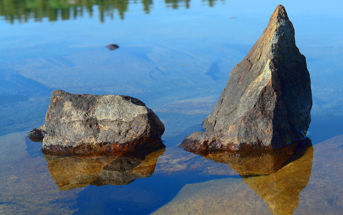 Самоцветы вода. Острые камни. Камни в воде. Вода из камня. Большие камни.