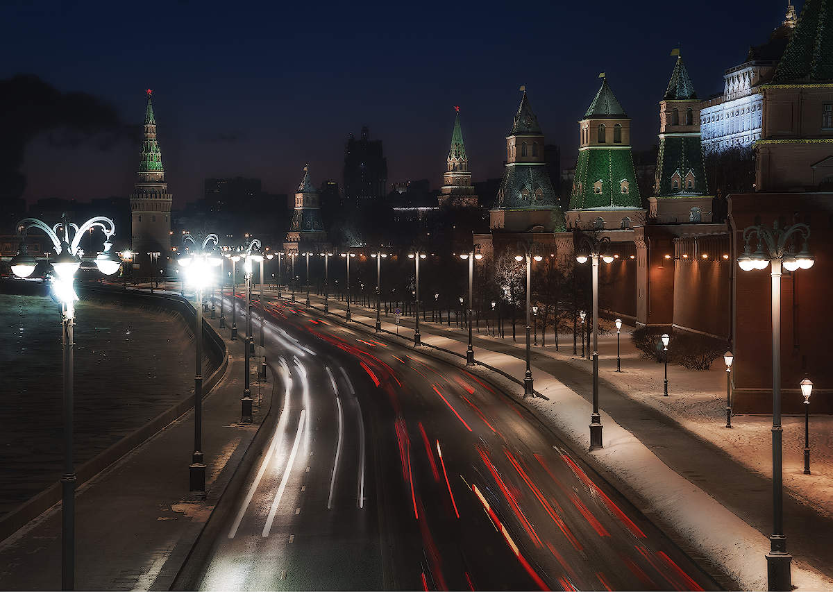 Кремлевская набережная. Кремлевская набережная Москва фонари. Кремлевская набережная Москва вечером. Фотографии кремлевской набережной.