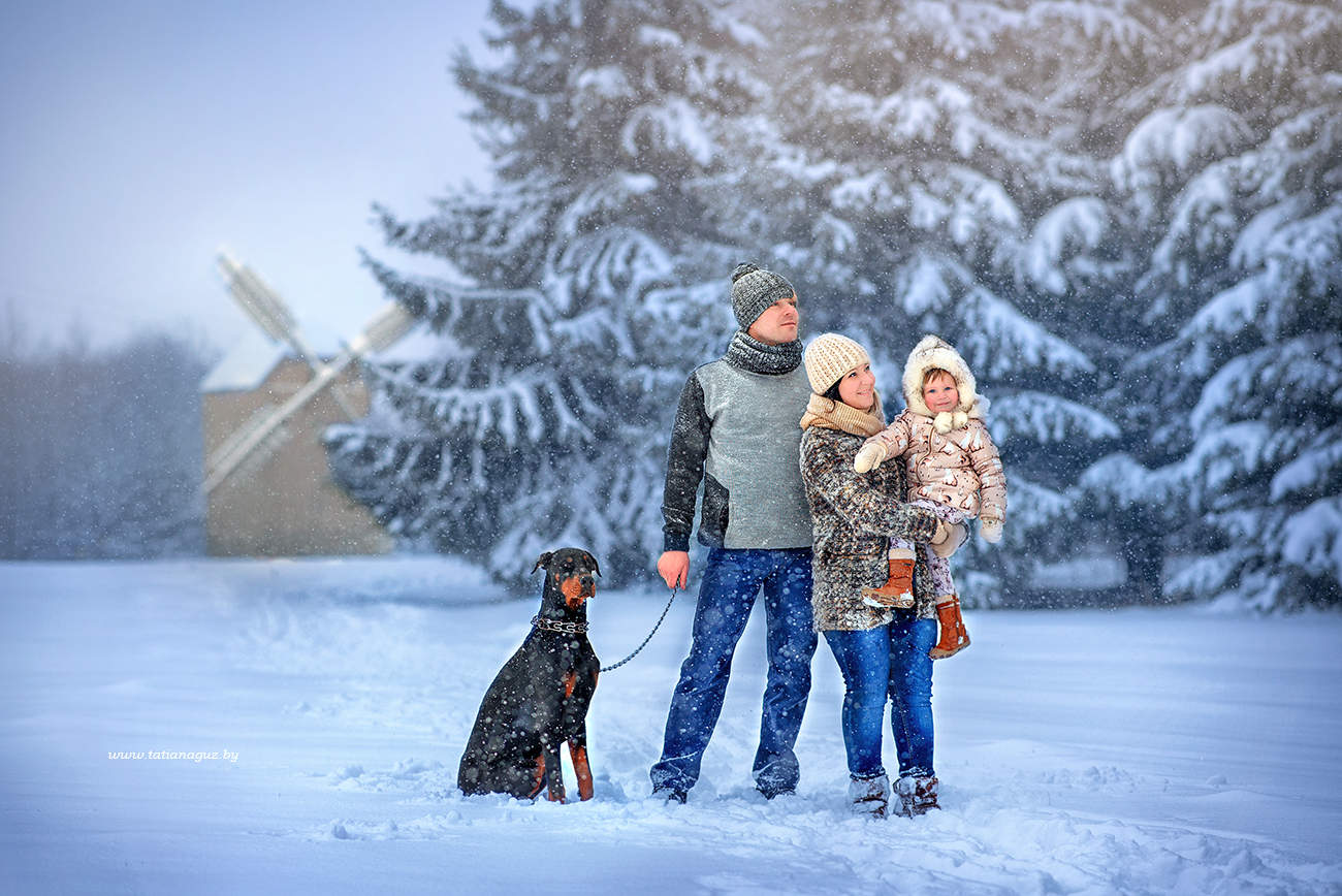 Зима прогулка фото. Зимняя прогулка. Прогулка зимой. Семья зима. Семья на зимней прогулке.