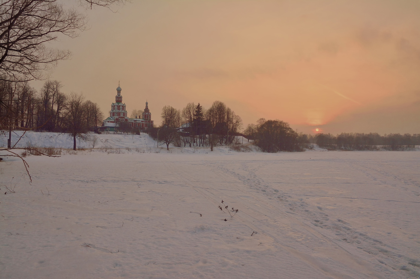 Подмосковье зимой фото. Зима в Подмосковье. Зимние пейзажи Подмосковья. Декабрь в Подмосковье. Зимний вечер в Подмосковье.