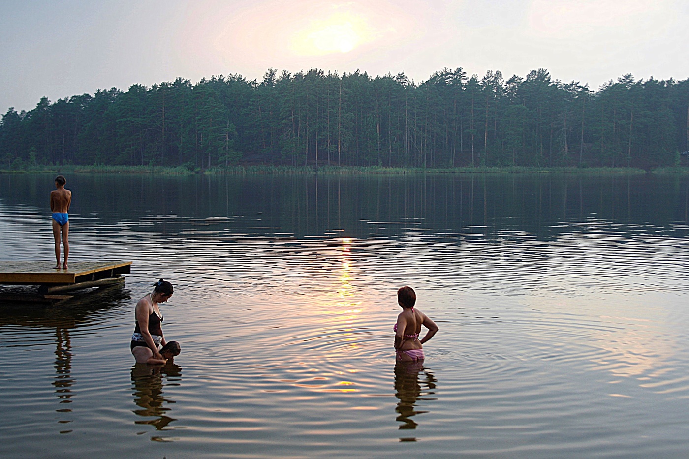 Плавать в реке. Купание в озере. Купаемся на речке. Купаться в озере. Люди на речке.