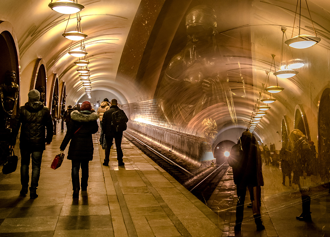 Два внутри. Поезд призрак в Московском метро. Призраки в метро Москвы. Метро 2 фильм. Фильм привидение в метро привидение.