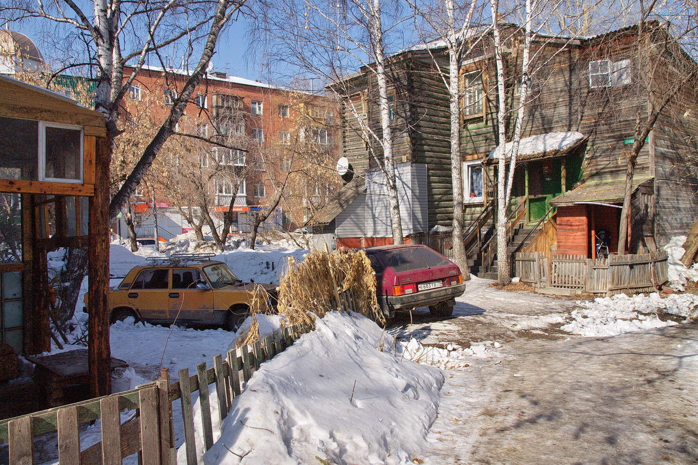 Дворы томска. Старые Дворики Новосибирска. Старый двор Томск. Дворики Томска. Уютный старый дворик Серпуховская.