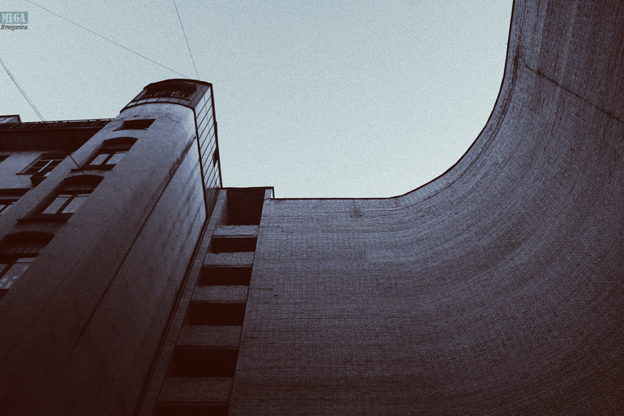 Фигурные арки из гипсокартона. Гипсокартонные межкомнатные перегородки. Бетонные колонны в интерьере. Изгиб стены. Обшивка стен деревянными рейками.