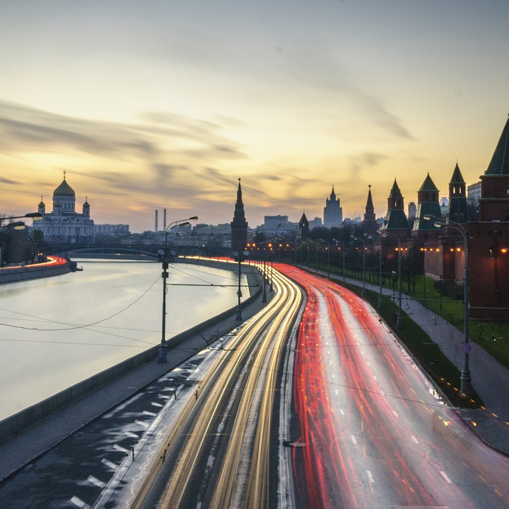 Кремлевская набережная. Кремлевская набаержна. Набережная Кремля Москва. Кремлевская набеоежнач.