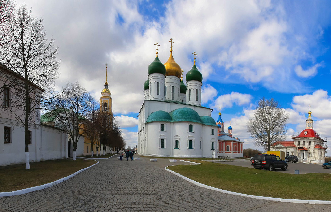 Храмы коломны. Успенский кафедральный собор Коломна. Успенский собор Коломенского Кремля. Коломенский собор в Коломне. Церковь Успения в Коломне.