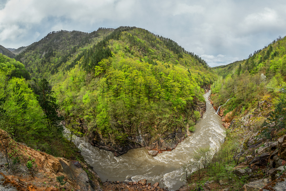 White river. Река белая Адыгея. Исток реки белая Адыгея. Долина реки белой Адыгея. Белая река Гузерипль.