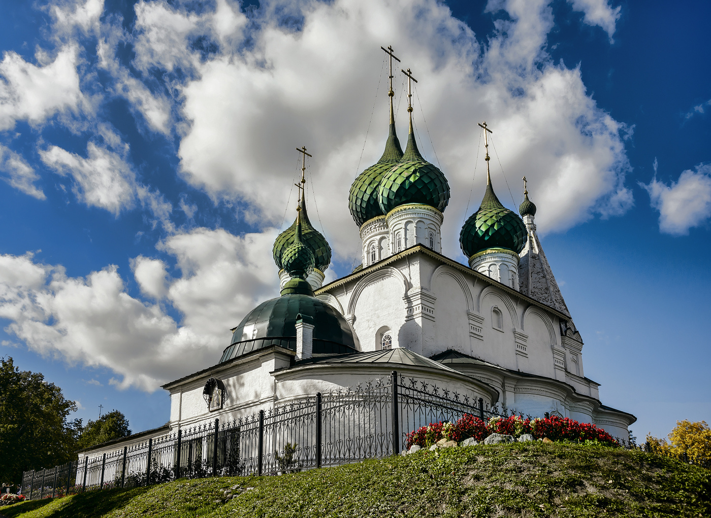 Храмы г ярославль. Храм Спаса-Преображения на городу Ярославль. Церковь Спаса на городу Ярославль. Ярославль Спасо Преображенский собор храм. Спасо-Преображенский монастырь Ярославль и Церковь Ильи пророка.