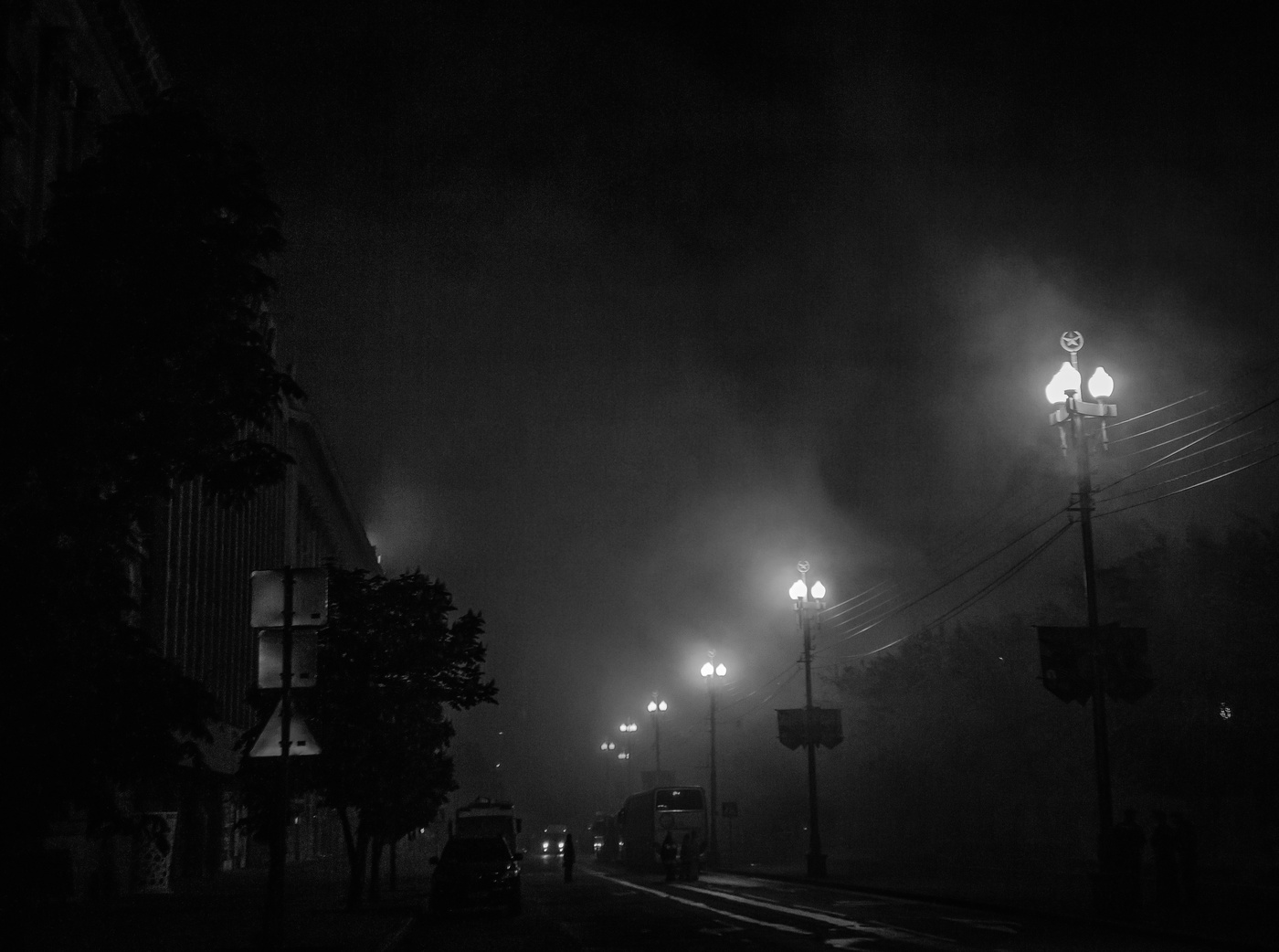 Город в тумане ночью