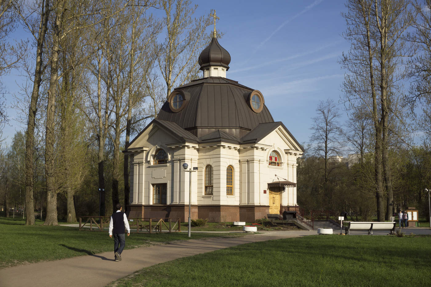 Парк церковь. Коменский парк храм. Лужковский парк Церковь. Парк Победы Церковь. Церковь в Парле Мониаль.