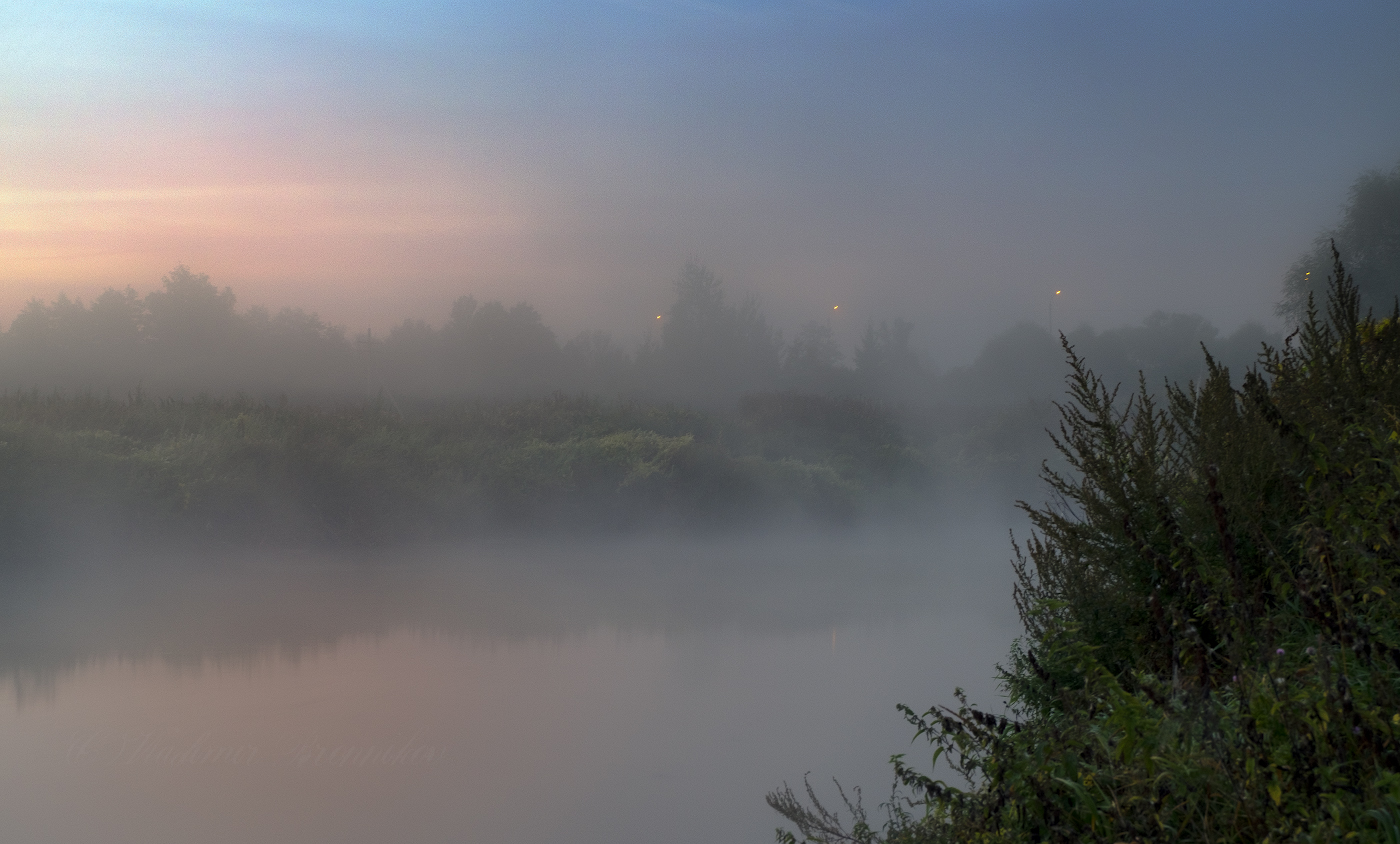 Туман туман густая пелена. Туман на реке. Туман над рекой. Туман над речкой. Пелена на реке.