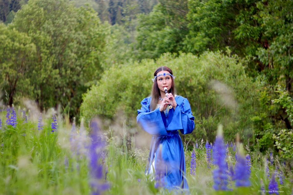 Melody forest. Лесная флейта. Флейта в лесу. Фотосессия девушки флейтистки в лесу. Играет на флейте в лесу.