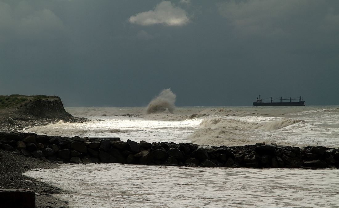 онежское море шторм. батм бутовск 2019. тихий океан буря. начало шторма мазуров. сильный шторм.