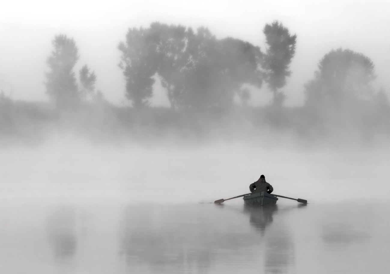 Штиль туман. Лодка в тумане. Озеро в тумане. Туман на реке. Человек на лодке в тумане.