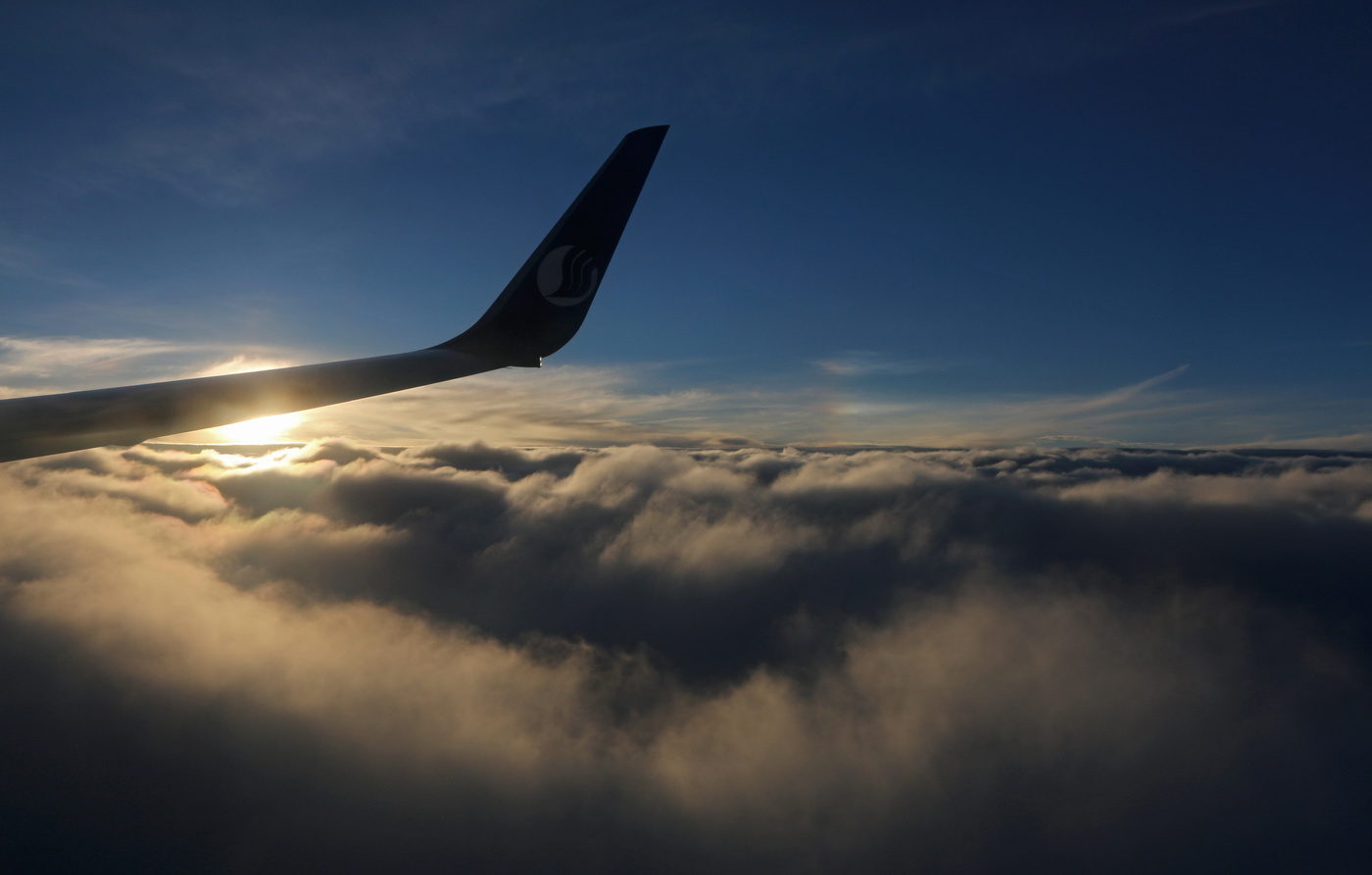 Иллюминатор самолета ночью. Взлет самолета ночью. Вид из самолета. Лечу самолетом ночью. Самолет в темноте.