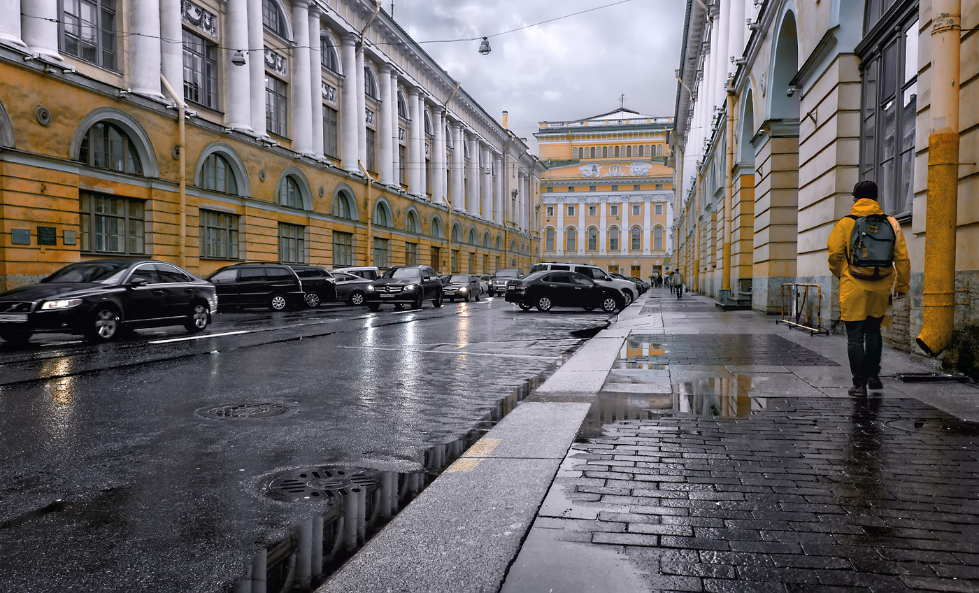 Улица потом. Улица зодчего Росси после дождя. Улицы после дождя. Санкт Петербург после дождя. Пасмурная Москва улицы.