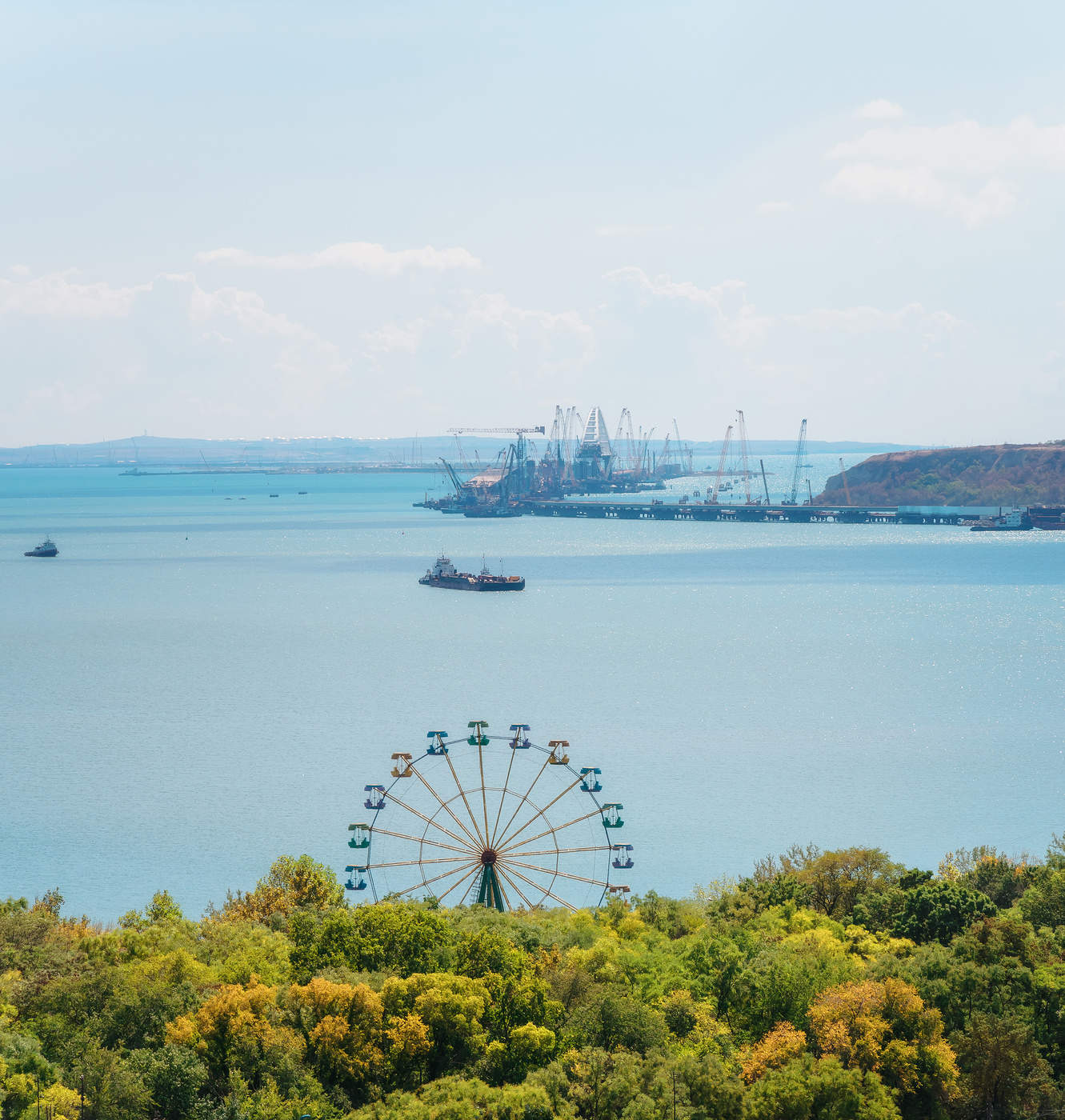 Керчь республика крым. Республика Крым Керчь. Вид на Крымский мост с горы Митридат. Вид с горы Митридат в Керчи на мост. Город Керчь море.