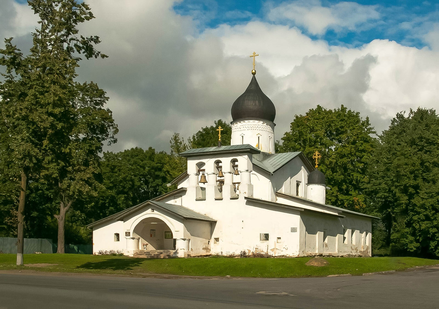 Церковь со. Псков Церковь со Стадища. Псков Церковь Воскресения. Храм Воскресения Христова (со Стадища) г.Псков. Храм Воскресения Стадища Псков Воскресения.