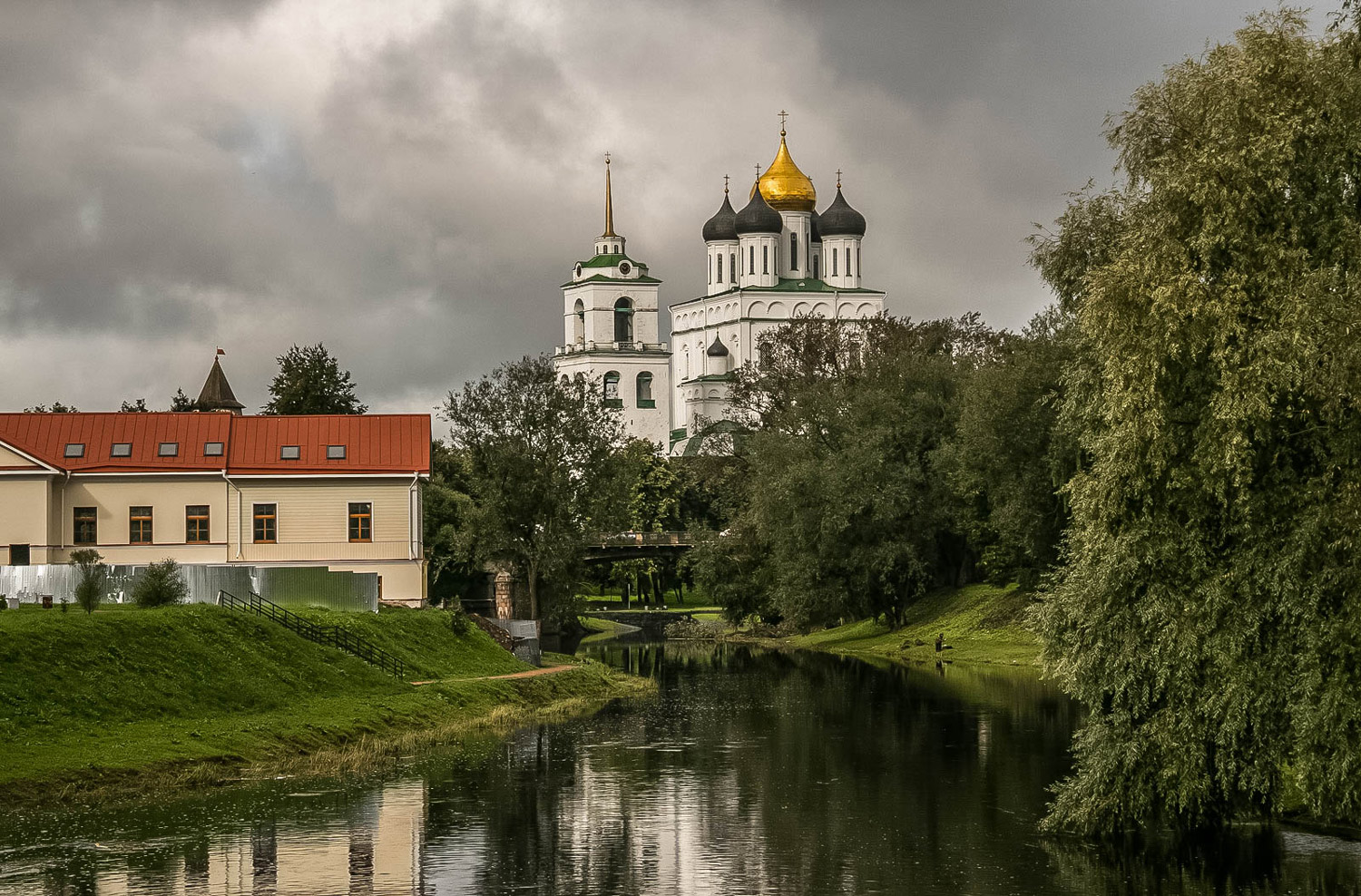 Псковские города. Современный Псков. Псков исторический центр. Псковский Кремль кром. Псков достопримечательности в центре города.