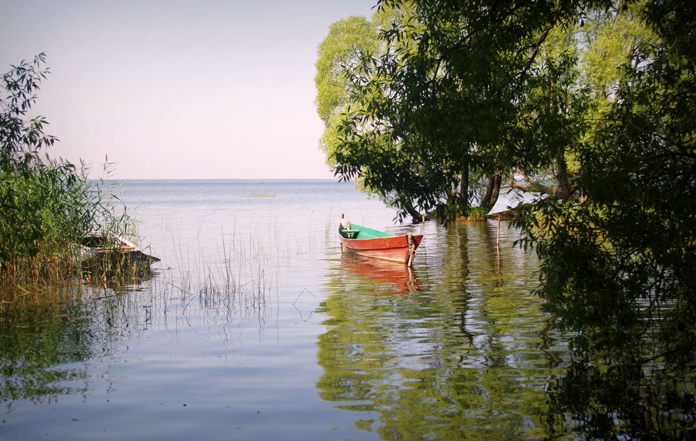 Озеро тихая вода. Лодка на озере. Лодка на реке пейзаж. Старая лодка на берегу. Лодка на берегу реки.