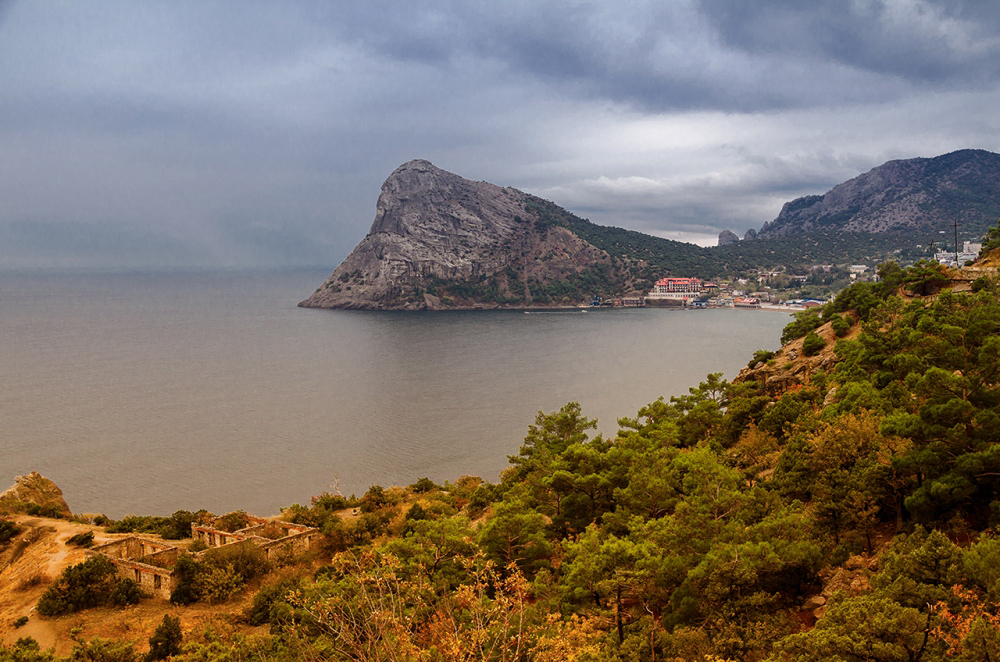 Остров крым. Лес горы море Крым. Остров новый свет. Крымский остров.