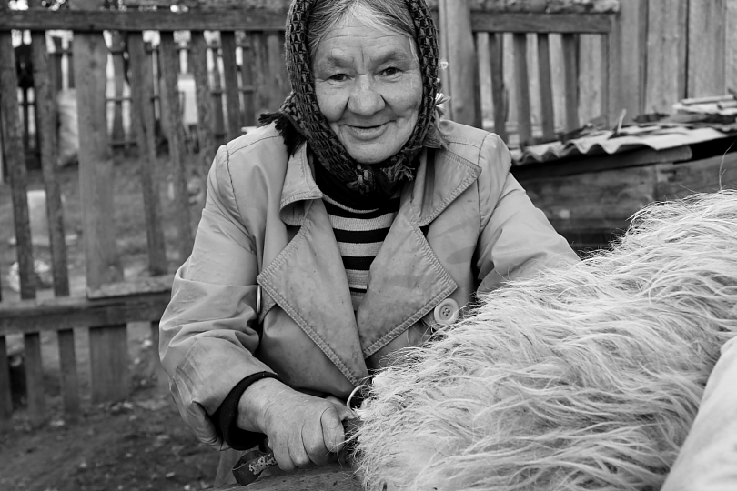 Женщины села фото. Деревенские бабы. Суровая деревенская баба. Грустная деревенская женщина. Крепкая баба деревня.