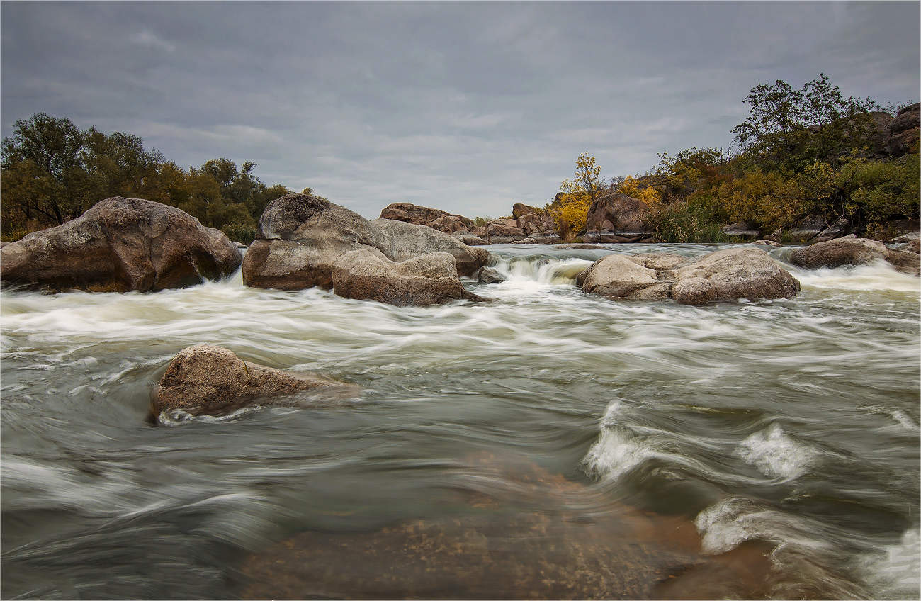 Вода в реках всегда. Тельдекпенские пороги осенью. Фото быстротечной реки. Руслеела.