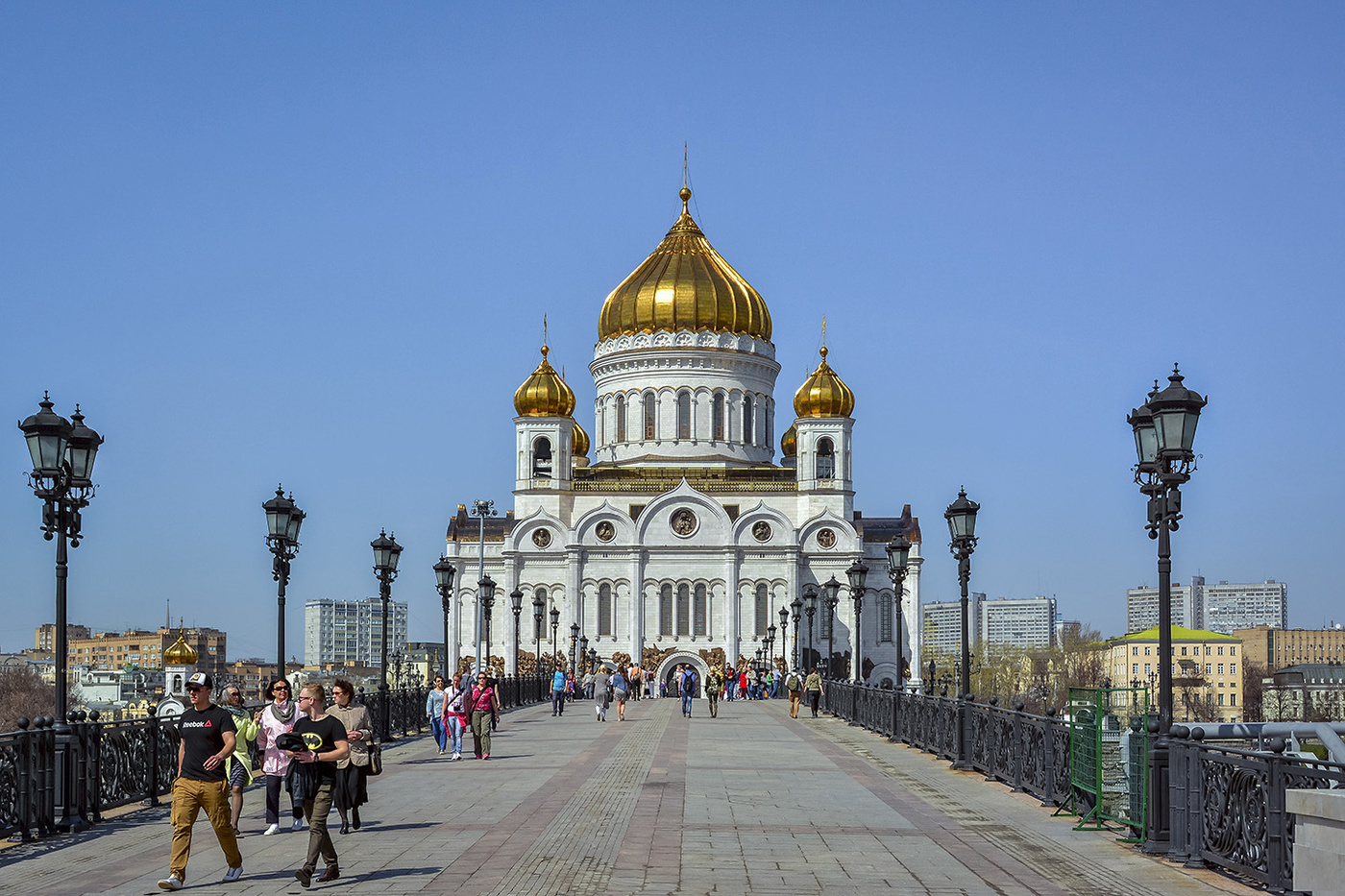 Храм христа спасителя метро кропоткинская. Храм Христа Спасителя Москва мост. Мост около храма Христа Спасителя в Москве. Пешеходный мост у храма Христа Спасителя. Мост рядом с храмом Христа Спасителя.