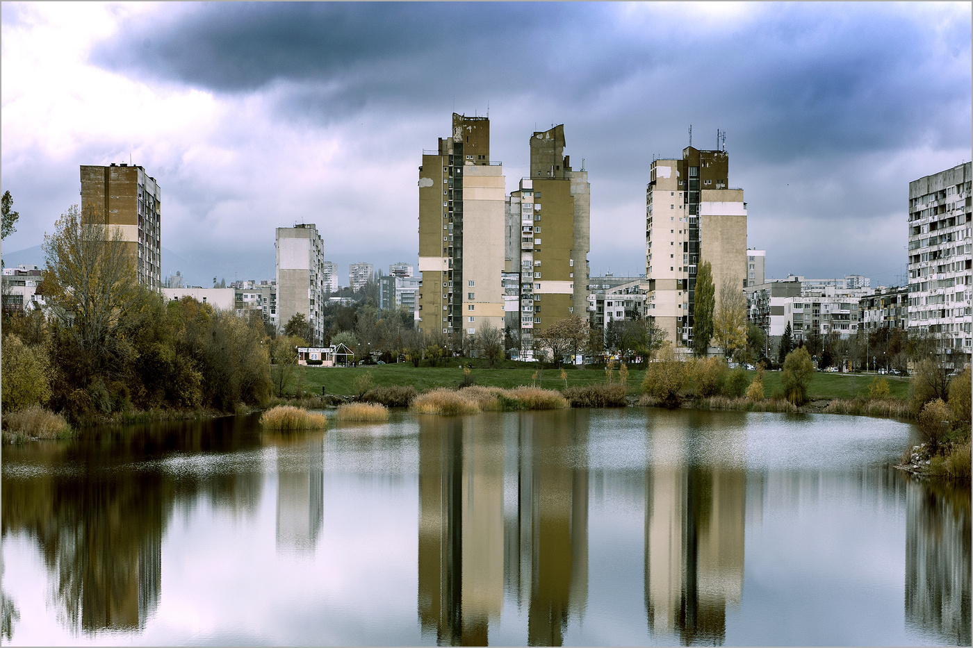 Фото города села. Город и деревня. Город и село. Город или деревня. Деревня город Мегаполис.